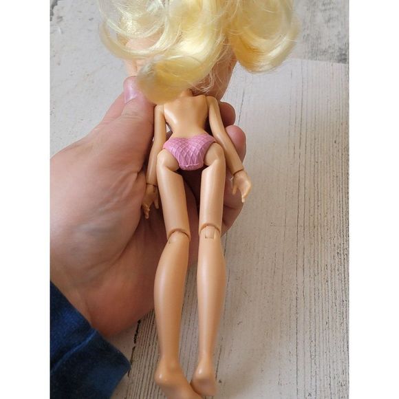 Blonde hair Young Girl doll toy accessory figure - Picture 3 of 4